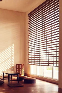 3D blinds modern pada jendela rumah dengan desain elegan dan minimalis