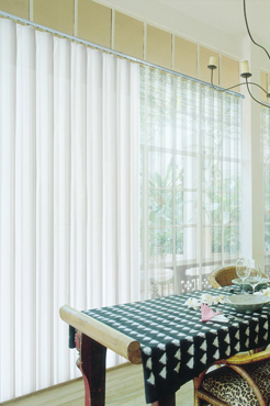 Vertical Sheer Verase modern dengan kain elegan pada jendela rumah dan kantor.